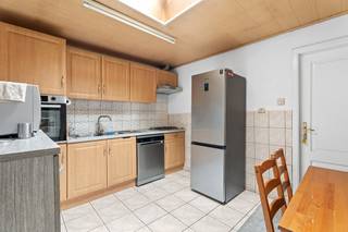 <p>Vous recherchez une maison spacieuse, prête à emménager ? Cette charmante propriété, située dans une rue calme et conviviale, a tout pour plaire. À proximité immédiate des commerces, des écoles et des transports en commun, elle offre un cadre de vie paisible tout en bénéficiant d'une excellente accessibilité.</p><p>Parmi ses nombreux atouts : un certificat PEB de catégorie C (sans obligation de rénovation), du double vitrage avec volets dans toute la maison, une toiture isolée et une habitation entièrement exempte d'amiante.</p><p>Le rez-de-chaussée comprend une pièce polyvalente à l'avant, idéale comme bureau, salle de jeux ou espace de rangement. Vous accédez ensuite au séjour, à une cave sèche, à la cuisine et à la salle de bains avec WC. À l'extérieur, vous profitez d'une cour agréable avec un petit jardin et d'un accès arrière via le Boerenhof, très pratique pour les vélos ou les poubelles.</p><p>Le premier étage accueille deux grandes chambres. Un escalier fixe mène au grenier aménagé, où se trouvent encore deux chambres spacieuses, soit quatre chambres au total.</p><p>Intéressé(e) ? Contactez-nous au <strong>0456 98 16 85</strong> pour organiser une visite.</p>