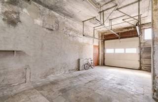 Het iconische fabrieksgebouw “EXCELSIOR”, voormalig gekend als knopenfabriek opgestart in de jaren ’30, is centraal gelegen in Pittem, met name in de Meulebekestraat 4. Deze karaktervolle eigendom combineert authentieke charme met uitzonderlijk veel potentieel.<br /><br />Troeven van dit pand:<br />✔ Centrale ligging <br />✔ Meer dan 480 m² bruikbare oppervlakte<br />✔ Perceeloppervlakte van 276 m²<br />✔ Tal van ontwikkelingsmogelijkheden<br />✔ Ideaal voor investeerders, ontwikkelaars of privéprojecten<br /><br />Mogelijkheden van dit pand:<br />Dit veelzijdige gebouw leent zich perfect voor een residentiële herbestemming. <br />Na overleg met stedenbouw zijn verschillende invullingen mogelijk, zoals:<br />• Gelijkvloers als parkeerruimte, fietsenberging of bureauruimte<br />• Eerste verdieping als ruime loft met inpandig terras<br />• Tweede verdieping met extra woonruimte en mogelijk dakterras<br /><br />Dankzij de bestaande structuur en royale volumes vormt dit pand de ideale basis voor een uniek woon- of investeringsproject met karakter.<br />Kortom een zeldzame opportuniteit op een strategische locatie in het centrum van Pittem!