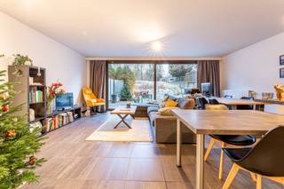 Ruim appartement met ondergrondse autostaanplaats te huur op een uitstekende ligging, in een recente en kleinschalige residentie in een aangename wijk en op een zucht van het centrum van Leuven, Imec, Gasthuisberg en alle belangrijke invalswegen. Het gelijkvloers appartement werd zeer kwalitatief afgewerkt en voorzien van al het nodige comfort.<br />In dit appartement vindt u terug: een ruime woon-en eetkamer, een volledig geïnstalleerde, open leefkeuken met alle moderne toestellen, twee slaapkamers en een badkamer met ligbad en dubbele wastafel. Verder is er nog een berging en een apart toilet aanwezig. Bijkomende troef is het privatief terras dat u kan betreden via een schuifraam in de leefruimte. Tevens is er een ondergrondse staanplaats en kelderberging voorzien. De maandelijkse huurprijs bedraagt 1450 euro met een maandelijkse kost van 100 euro voor de gemeenschappelijke lasten. Beschikbaar vanaf 1 januari 2027.<br />Rekeninghoudend met de kwalitatieve afwerking en de ideale locatie, is dit appartement zeker uw bezoek waard. Een echte aanrader! Wenst u graag een bezoek of extra informatie? Aarzel dan zeker niet contact op te nemen. Wenst u uw vastgoed te verkopen of te verhuren? Heeft u vragen over de vastgoedmarkt? Twijfel niet ons te contacteren, wij schatten uw pand geheel kosteloos en vrijblijvend en geven u daarbij oprecht advies op maat! we kunnen het vast goed met elkaar vinden. 016 22 82 22 II info@homies.be <br />