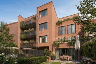 <p>Dans la <strong>Résidence Sarah</strong>, nous proposons ce magnifique appartement en duplex offrant un confort de vie exceptionnel et un grand jardin privatif. Situé au cœur de Heverlee, à distance de marche de la KU Leuven, de l’UZ Gasthuisberg, d'Imec et de plusieurs parcs. Idéal pour ceux qui souhaitent vivre dans un environnement calme tout en restant proche de la ville.</p>
<p><strong>Atouts principaux</strong></p>
<ul>
<li>124 m² de surface habitable</li>
<li>3 chambres spacieuses</li>
<li>Jardin privatif de 114 m² — rare dans ce quartier</li>
<li>Grand séjour lumineux avec accès direct au jardin</li>
<li>Cuisine moderne entièrement équipée</li>
<li>Finitions de haute qualité et au design élégant</li>
<li>Conception éco-énergétique avec panneaux solaires et isolation performante</li>
<li>Quartier calme et verdoyant avec excellente accessibilité</li>
</ul>
<p>Ce bien offre le confort d’une maison avec les avantages d’un appartement neuf : faible consommation énergétique, entretien réduit et équipé des dernières technologies. Grâce à sa disposition bien pensée et ses grandes baies vitrées, vous profitez d’une luminosité abondante, d’un bel espace de vie et d’une atmosphère agréable au quotidien.</p>