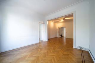 <p><span>Bent u op zoek naar een leuke investering of naar een startersappartement? Op deze prima residentiële ligging bieden wij U een op te frissen appartement van ca 86m² groot gelegen in een kleinschalig gebouw nabij de parken in de Pulhofwijk. Leefruimte op origineel parket, keuken aan de voorzijde, badkamer en 2 slaapkamer wo 1 met aansluitend terras, aan de achterzijde. Uitstekende EPC en conforme elektriciteitsekeuring. Drie ondergrondse kelders inbegrepen. Snel beschikbaar!</span></p>