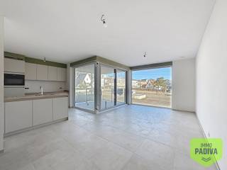 Nieuwbouwappartement met 2 slaapkamers op wandelafstand van de zeedijk van WestendeZeer lichtrijk nieuwbouwappartement te huur voorzien van alle...