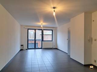 <p><span>Rustig gelegen appartement met 2 slaapkamers en garage <br />in het centrum van Borgloon.<br /><br />Geen algemene onkosten!</span></p><p><span> </span></p><p><span>Het appartement is gelegen op de 1ste verdieping.<br /><br /></span></p><p><span>Men kom binnen in de lichtrijke leefruimte met aansluitend het keuken gedeelte.</span></p><p><span>Volgende toestellen zijn aanwezig: een keramische kookplaat met dampkap, een oven<br />en een koelkast met diepvries. In de leefruimte is er een klein balkon aan de voorzijde van<br />het gebouw.<br /><br />Via de nachthal treft men een apart toilet, 2 slaapkamers en de badkamer.</span></p><p><span>De badkamer is voorzien van een ligbad en een enkele lavabo met meubel.</span></p><p><span> </span></p><p><span>Gelijkvloers is er een privé-bergruimte/washok voorzien alsook een ingesloten terras.</span></p><p><span>De garage is 1 (opgesplitste) open ruimte. Elk appartement heeft een aparte garagepoort.</span></p><p><span> </span></p><p><span>Algemene info:</span></p><p><span>Huurprijs: 725 euro/maand<br />algemene onkosten: NVT<br />vrij vanaf: onmiddellijk<br />EPC-waarde: 222 kWh/m²</span></p><p><span>Huisdieren: niet toegelaten</span></p>