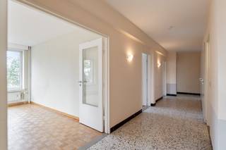 Op zoek naar een ruim en comfortabel appartement in Genk? Dan is dit instapklare pand, gelegen op de vijfde verdieping, met 3 slaapkamers precies...