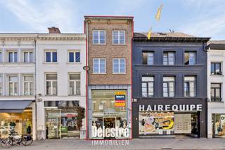 Deze ideaal gelegen handelseigendom is gelegen op een perceel van 161 m² in het commercieel centrum van Lier. <br />De gelijkvloerse commerciële opp. bedraagt ca. 120 m² + bovengelegen verdiepingen bruikbaar als stockruimte of sociale ruimte.<br /><strong>Vrij van huurcontract: 01 april 2027. Dit pand kan dus gekocht worden zowel als investering of voor eigen gebruik. <br />De maandelijkse huurprijs bedraagt 2.675 euro. </strong>Onroerende voorheffing ten laste van de huurder.<br />Het is tevens mogelijk om dit pand aan te kopen. <strong>Benieuwd naar dit investeringsvastgoed regio Lier?</strong><br />Contacteer info@immodelestre.be of 054 33 62 52.<br />www.immodelestre.be