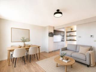 Gerenoveerd (2024) duplex-appartement met 2 slaapkamers te koop in hartje Koksijde-Bad. Dit pand is gelegen in de Hertstraat 7 en maakt deel uit van een kleinschalige residentie met slechts 7 entiteiten. Het geniet een uiterst centrale ligging: op wandelafstand van het commercieel centrum, het strand en de zee.<br /><br />Het pand werd als volgt ingedeeld:<br />• Derde verdieping: inkomhal | gezellige leefruimte | moderne open keuken | afzonderlijk toilet | stijlvolle badkamer met douche en lavabo<br />• Dakverdieping: nachthal | twee slaapkamers<br /><br />Kortom: een instapklaar appartement, ideaal als eerste of tweede verblijf op een toplocatie in Koksijde-Bad.<br /><br />Bent u op zoek naar een kwalitatief gerenoveerd appartement als vaste woonst of tweede verblijf in hartje Koksijde-Bad? Aarzel dan niet en contacteer ons voor een bezoek!
