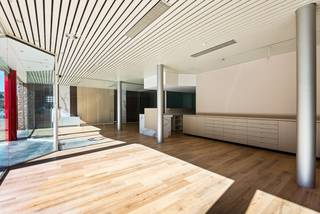 Deze mooie en ruime winkelruimte geniet van een zeer centrale ligging en biedt een praktische indeling (239m²).Bij het binnenkomen treffen we een...