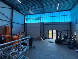 Deze recente KMO-unit van 168 m² (Unit C9) is gelegen in het uitstekend bereikbare bedrijvenpark Grote Nest in Evergem, langs het kanaal Gent-Terneuzen.<br />Dankzij de strategische ligging en de vlotte verbinding met de R4 is dit de ideale locatie voor opslag, logistiek of andere professionele activiteiten.<br /><br />De unit beschikt over een privatieve buitenstaanplaats en biedt een mooie vrije hoogte, waardoor het perfect mogelijk is om een mezzanine of extra verdieping te voorzien.<br />Verder is de loods uitgerust met een automatische sectionaalpoort en verlichting, zodat ze onmiddellijk gebruiksklaar is.<br /><br />Troeven:
<ul>
<li>Verlichting aanwezig;</li>
<li>Uitstekende ligging langs het kanaal Gent-Terneuzen;</li>
<li>Vlotte verbinding met de R4;</li>
<li>Beschikbaar vanaf 01/08/2026.</li>
<li>Algemene kosten: €134/maand.</li>
</ul>
<br />Ter info: de foto's tonen een gelijkaardige, iets grotere unit op dezelfde site. De afwerking is identiek.<br />Interesse? Contacteer Arcade Vastgoed voor meer informatie of een bezoek ter plaatse.