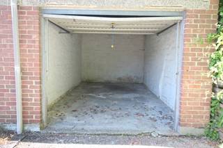 <p>Gelegen aan de Bromeliastraat in Sint-Amandsberg, biedt deze garage een praktische oplossing voor uw opslag- en parkeerbehoeften. Deze ruimte ideaal voor iedereen die op zoek is naar een veilige plek voor hun voertuig of extra opslagruimte in de buurt van de stad. De garage, die eenvoudig toegankelijk is, vormt een waardevolle aanvulling op uw woon- of werkomgeving.</p>

<p>Voor meer info, neem contact op met Wim op 0492 68 38 38 of wim@lannimmo.be</p>