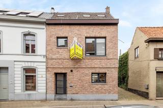 Deze karaktervolle woning met 135 m² bewoonbare oppervlakte ligt in het gezellige dorpshart van Waasmunster, vlak bij groen en alle voorzieningen.Met...