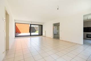 <p><span>Appartement clé en main avec terrasse dans un emplacement de choix à Malines</span></p><p><span>Au cœur de Malines, sur le site convoité de Lamot, vous trouverez cet appartement d'une chambre à coucher prêt à l'emploi avec une terrasse spacieuse. Grâce à sa situation centrale, vous profiterez de tous les avantages de la vie urbaine, avec des magasins, des restaurants, des transports publics et la rivière Dijle accessibles à pied.</span></p><p><span>L'appartement, construit en 2003, fait partie d'un immeuble soigné et moderne. Le hall d'entrée mène au salon lumineux, dont les grandes fenêtres donnent accès à la terrasse. À côté se trouve la cuisine pratique, idéalement intégrée à la propriété.</span></p><p><span>La chambre à coucher offre beaucoup d'espace et de confort, tandis que la terrasse constitue un endroit paisible en plein cœur de la ville. L'appartement dispose en outre d'une salle de bains et d'un espace de rangement supplémentaire.</span></p><p><span>Grâce à son excellent emplacement et à son agencement pratique, cet appartement est idéal pour les célibataires, les couples ou les investisseurs à la recherche d'une opportunité intéressante dans le centre de Malines.</span></p><p><span>Avantages :</span></p><ul><li><span>Situé sur le prestigieux site Lamot </span></li><li><span>Appartement clé en main </span></li><li><span>1 chambre à coucher </span></li><li><span>Terrasse agréable </span></li><li><span>Construit en 2003 </span></li><li><span>Situation centrale à proximité des commerces, des restaurants et des transports en commun </span></li><li><span>Idéal comme investissement ou résidence propre </span></li></ul><p><span>Intéressé(e) ? Contactez-nous pour plus d'informations ou une visite sur place.</span></p>