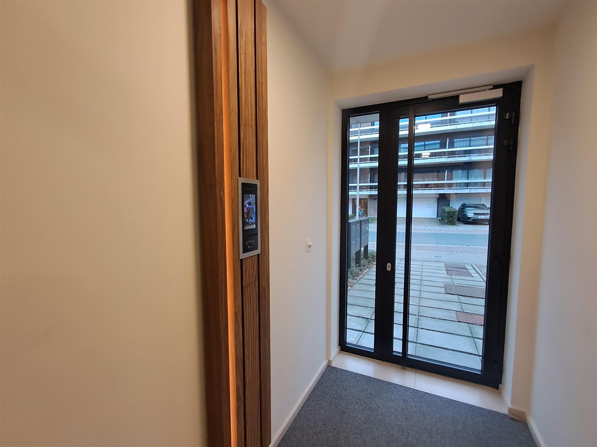 Appartement récent avec terrasse dans un petit immeuble - photo 3