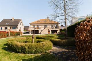 In het landelijke Viane, stellen wij u deze instapklare villa voor met zuidwest gelegen tuin op 15are50. EPC B 170 - Electriciteit Conform !Deze ruime villa charmeert reeds bij het binnenkomen dankzij de prachtige inkomhal met vestiaire, lichtrijke living / eetplaats (60m2) met aansluitend een half open volledig ingerichte keuken met ontbijthoek (21m2) en toegang tot terras, berging / wasplaats, slaapkamer op gelijkvloers met bijhorende badkamer, bureau en gastentoilet. Het verdiep herbergt een nachthal, 3 slaapkamers (20, 16, 16m2) en 2de badkamer met bad en douche. Volledig onderkeldert met 2 garages, wijnkelder, en polyvalente ruimte (fitness, atelier,...) Mooi aangelegde tuin, CV aardgas met vloerverwarming op gelijkvloers, Houtcassette. Te bezoeken