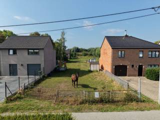 Rustig maar toch zeer vlot gelegen bouwgrond van 6a 08ca voor gesloten bebouwing in Teralfene. Dankzij de zuidwestelijke oriëntatie geniet u optimaal van de middag- en avondzon.

Het perceel beschikt over een royale gevelbreedte van 12,20 m en laat een bouwdiepte van 12 m toe, zowel op het gelijkvloers als op de eerste verdieping. Hierdoor beschikt u over maar liefst 292,8 m² benutbare vloeroppervlakte, exclusief de eventueel in te richten zolderruimte. Een hellend dak is toegelaten.

Deze uitzonderlijke bouwmogelijkheden maken het perceel ideaal voor wie droomt van een zeer ruime gezinswoning, een grote inpandige garage of hobbyruimte, of een zelfstandige praktijkruimte aan huis.

Ook de ligging is een belangrijke troef: rustig en toch op wandelafstand van winkels, scholen en openbaar vervoer. De treinstations van zowel Denderleeuw als Liedekerke zijn vlot bereikbaar. Een eigen oprit is mogelijk en op slechts 20 m bevindt zich een gratis openbare parking.

Meer info of een bezoek ter plaatse? Contacteer ons via Laurens@immoaccenta.be.