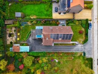 KARAKTERVOLLE OPEN BEBOUWING met LANDELIJKE ALLURE, rustig gelegen in de GROENE RAND van RONSE. Deze eigendom combineert een GUNSTIGE LIGGING met een VLOTTE BEREIKBAARHEID richting centrum Ronse en de omliggende gemeenten. Dankzij haar RUIME BEWOONBARE OPPERVLAKTE van ca. 257 m², KWALITATIEVE AFWERKING en UITGEBREIDE MOGELIJKHEDEN vormt dit de IDEALE GEZINSWONING voor wie houdt van ruimte en comfort. Een belangrijk pluspunt is dat de woning beschikt over 26 ZONNEPANELEN met GROENESTROOMCERTIFICATEN, wat zorgt voor een aanzienlijke besparing op de energiekosten. <br />Op het gelijkvloers betreedt u de inkomhal die toegang biedt tot de ruime leefkeuken in massief hout, een gezellige woonkamer met parketvloer, pelletkachel en lichtrijke aanbouw met zicht op de prachtige zuidoostgerichte tuin met vijver en terrassen. Verder bevinden zich op dit niveau een slaapkamer, een bureauruimte en een comfortabele badkamer. De 1ste verdieping beschikt over 2 ruime slaapkamers, een kitchenette en een polyvalente ruimte die momenteel dienst doet als inpandige studio ideaal voor een inwonend familielid, hobbyruimte of fitnesszaal. De woning is ook volledig onderkelderd en voorzien van een aparte toegang, perfect voor wie opzoek is naar extra opslag- of hobbyruimte.<br />Buitenshuis geniet je van een groen, verzorgde tuin met optimale zonoriëntatie, twee carports, 2 regenwaterputten en een praktische buitenberging.  Hier combineer je landelijke charme met modern comfort, een plek waar elk detail bijdraagt aan een gevoel van thuiskomen.<br /><br />Adres: Zonnestraat 478 - 9600 Ronse<br /><br />EPC: 393 kWh/m², G-score A en P-score B, Geen renovatieverplichting van toepassing