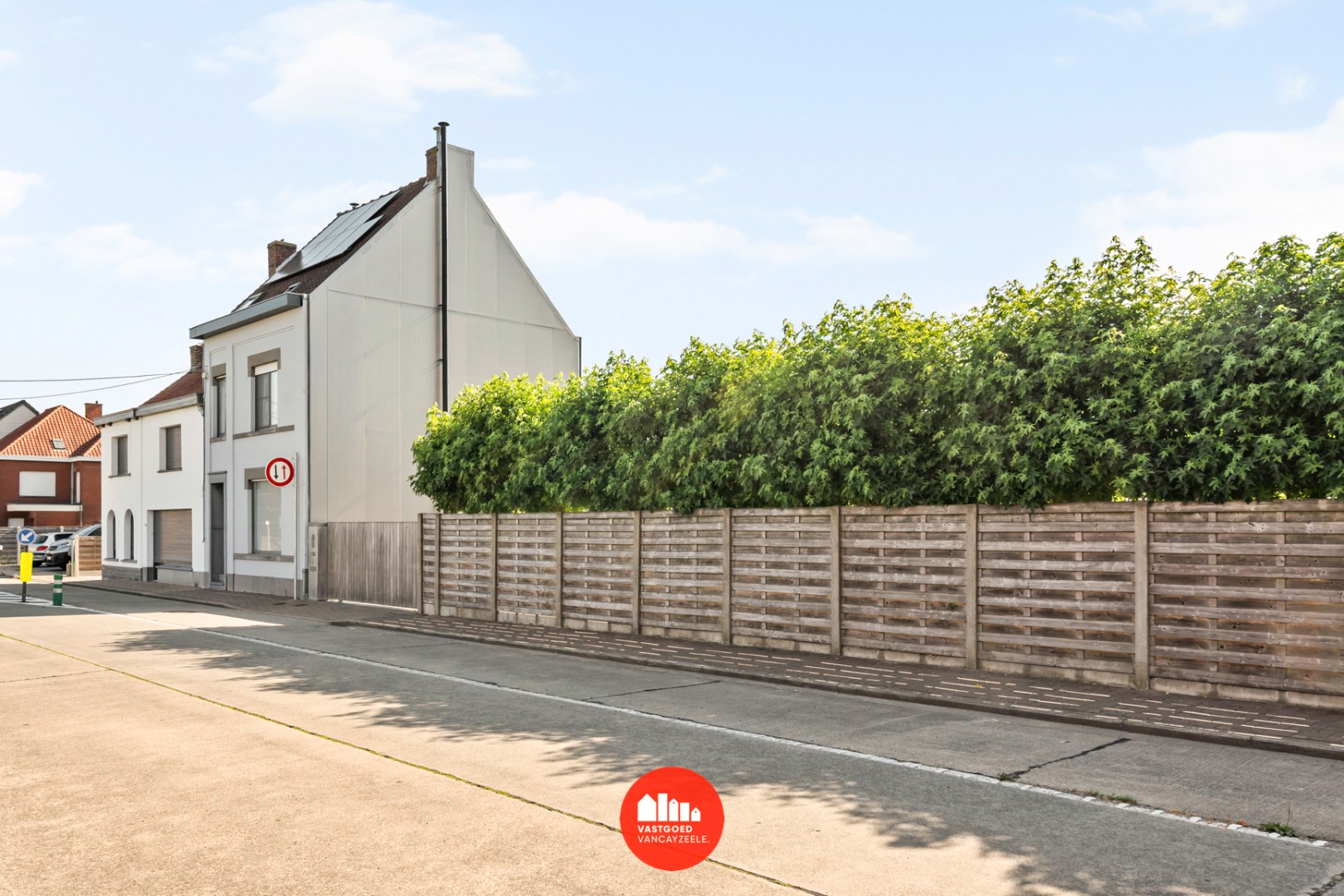Instapklare halfopen woning met 5 slaapkamers, dubbele garage en zonnige tuin in Komen-Waasten. - foto 1