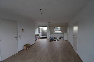 INDELINGWoonkamer met videofoon en ingemaakte kast, aanbouwkeuken met spoeltafel met 1 spoelbak, afzuigkap, keramische kookplaat en koelkast...