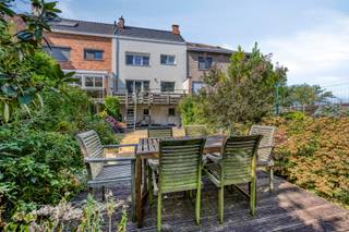 In een rustige woonwijk in Liedekerke, aan de Hortensialaan 4, bevindt zich deze verzorgde gezinswoning die doorheen de jaren grondig werd vernieuwd en geoptimaliseerd op vlak van comfort en energiezuinigheid. De woning beschikt over een geïsoleerde gevel, vernieuwde ramen, 10 zonnepanelen en een thuisbatterij, wat resulteert in een lagere energiefactuur en een duurzame woonervaring. Binnen geniet u van een praktische indeling met drie volwaardige slaapkamers, een ruime leefruimte en een functionele keuken. De royale garage biedt plaats voor een wagen en extra opslag, terwijl de talrijke bergruimtes zorgen voor een optimaal gebruiksgemak.
Dankzij de voortdurende investeringen en de gunstige ligging vormt deze woning de ideale thuis voor gezinnen of kandidaat-kopers die op zoek zijn naar een instapklare woning met een sterke focus op energiezuinig wonen. Wenst u meer informatie of een bezoek? Stuur gerust een mail naar Louis@immoaccenta.be