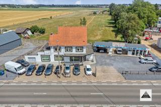De woning is goed gelegen langs de Burgemeester Henrylaan. De weg van Dilsen- Stokkem (Rotem) naar Neeroeteren (Maaseik). Er is nu rechts een...