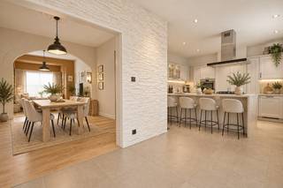 Prachtige instapklare rijwoning in het hart van Nieuwpoort op 284 m² met garage en nieuwe oprit!<br />Deze verrassend ruime woning (274 m²) met centrale ligging laat u genieten van een lichtrijke leefruimte, een volledig uitgeruste keuken en 3 à 4 volwaardige slaapkamers, inclusief een royale master met dressing, bureau en terras.<br />De woning werd doorheen de jaren grondig vernieuwd (dak geïsoleerd, conforme elektriciteit, EPC C) en is perfect onderhouden.<br />Achteraan vindt u een zonnige westgerichte tuin (194 m²), wat uniek is op deze locatie. Extra troeven zijn de garage, ruime kelder.<br />Een ideale gezinswoning of investering op wandelafstand van alles wat Nieuwpoort te bieden heeft!<br />De vermelde prijs is een richtprijs; elk bod, zowel hoger als lager, wordt voorgelegd aan de eigenaar, die zich het recht voorbehoudt dit te aanvaarden of te weigeren.<br />(Ref. NI27487)