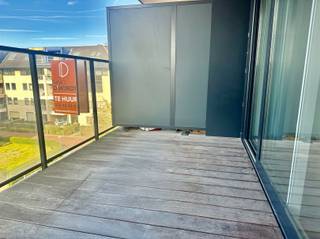 <p><span>Appartement met 2 slaapkamers in centrum Oudenaarde.</span></p><p><span> </span></p><p><span>INDELING</span></p><p><span> </span></p><p><span>Het appartement omvat een inkomhal met gastentoilet en berging.</span></p><p><span>Verder een ruime living met open keuken en een groot terras.</span></p><p><span>Het appartement geniet verder ook 2 slaapkamers en een badkamer.</span></p><p><span> </span></p><p><span>PRAKTISCH</span></p><p><span> </span></p><p><span>Het appartement is onmiddellijk beschikbaar.</span></p><p><span> </span></p><p><span>Vraag uw bezoek aan via onze site immodhondt.be</span></p>
