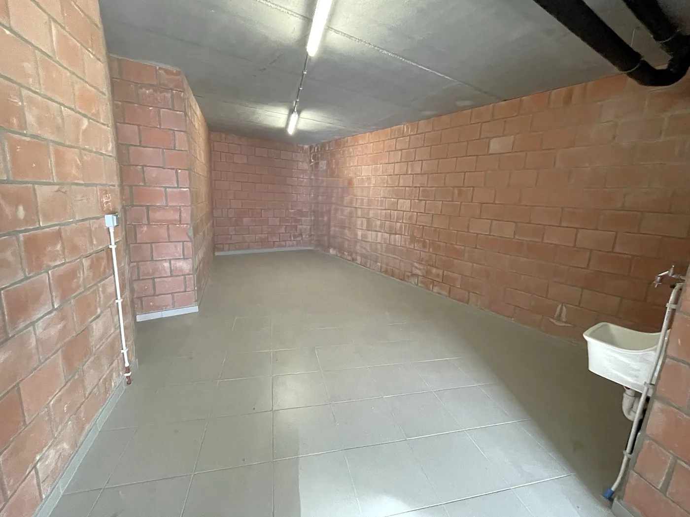 Uniek aanbod! Ruime garage in hartje Wenduine! - foto 4