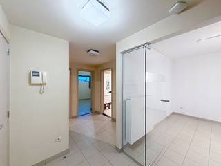 Gelijkvloers appartement te huur in het centrum van Jabbeke, gelegen in een rustige en aangename residentie. Bij het binnenkomen kom je terecht in...