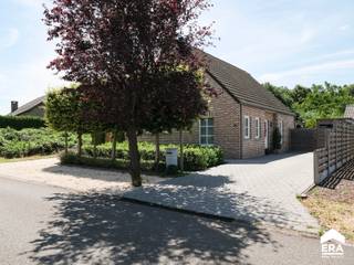 <p>Smaakvol ingerichte woning ( 4slpk.) op toplocatie te koop in Lommel</p>
<p>Deze gezinswoning geniet van een uitstekende centrale ligging, nabij winkels, scholen, openbaar vervoer en diverse sport- en recreatiemogelijkheden.</p>
<p> </p>
<p>De woning biedt dankzij haar 4 slaapkamers (met mogelijkheid tot een 5de slaapkamer) heel wat ruimte en flexibiliteit voor een gezin. Ze is uitstekend onderhouden en beschikt over een recent vernieuwde keuken en vernieuwde ramen op de verdieping. De gezellige woonkamer krijgt extra uitstraling dankzij de mooie parketvloer. Ook de mooi aangelegde en verzorgde tuin vormt een heerlijke plek om tot rust te komen.</p>
<p>Op vlak van energiecomfort scoort deze woning eveneens sterk: er zijn zonnepanelen met thuisbatterij aanwezig en de gasketel werd vernieuwd in 2020.</p>
<p>Een ideale combinatie van een rustige woonomgeving, een praktische ligging en hedendaags wooncomfort.</p>
<p><strong>Troeven:</strong></p>
<ul><li><strong><span></span></strong>Uitstekende centrale ligging.</li><li>Dichtbij winkels, school en sportvoorzieningen</li><li>4 slaapkamers waarvan momenteel 1 wordt gebruikt als dressing</li><li>Keuken, ramen en gasketel(2020) recent vernieuwd</li><li>Smaakvol ingericht en kwalitatief afgewerkt</li><li>Mooie en verzorgde tuin</li><li>Vlotte bereikbaarheid </li><li>Lommelse Sahara en Bosland op een boogscheut</li></ul>
<p><strong>Indeling:</strong> Inkomhal, toilet, bureel, woonkamer, keuken, wasplaats, badkamer, slaapkamer, slaapkamer, slaapkamer/dressing, slaapkamer en zolder.</p>