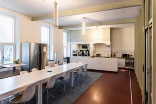 Ontdek deze unieke <strong>kantoorruimte</strong> op een centrale toplocatie in Dilbeek, waar bereikbaarheid, comfort en duurzaamheid samenkomen. Gelegen vlakbij de <strong>R0 en E40 </strong>geniet u van een uitstekende verbinding, zowel met de wagen als met het openbaar vervoer: het station van Dilbeek bevindt zich op slechts 650 m.<br /><br />Dit gerenoveerde kantoorgebouw met <strong>authentiek karakter</strong>  biedt lichtrijke, open ruimtes met hoge plafonds die een aangename en productieve werkomgeving creëren. De groene parktuin rondom het gebouw zorgt voor rust en ontspanning, ideaal voor informele meetings of een verfrissende pauze in een natuurlijke setting.<br /><br />Het gebouw is uitgerust met tal van moderne faciliteiten, waaronder flexibele vergaderruimtes, een polyvalente kapel, bar, kitchenette, sanitair en douches. Daarnaast zijn er praktische voorzieningen zoals opbergruimte, fietsvoorzieningen en deelfietsen beschikbaar. <br /><br />Duurzaamheid staat centraal, met onder andere monitoring van het energieverbruik en recuperatie van regenwater. Tot slot beschikt het pand over ruime parkeermogelijkheden en toegangscontrole, wat zorgt voor extra comfort en veiligheid.<br /><br />Voor bijkomende inlichtingen of een vrijblijvend plaatsbezoek kan u contact opnemen met <strong>PANORAMA B2B</strong> op <strong>0477 09 00 09.</strong>