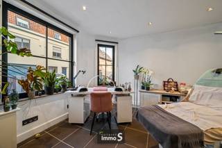 Kijkdag zaterdag 11 april, van 14u tot 16u. Deze ruime woning bestaat uit: inkom, polyvalente ruimte (actueel nagelsalon, voormalige zithoek),...