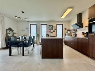 <br /><p>Situé dans la résidence contemporaine et élégante de <i>Vredebrug</i>, cet appartement récent au rez-de-chaussée se distingue par son confort, sa luminosité et son espace. Le grand atout de cet appartement est sans aucun doute l'abondance de lumière naturelle combinée au jardin spacieux et facile d'entretien - un endroit idéal pour profiter de la paix et de l'intimité au milieu de la vie moderne.</p><p>En entrant dans le hall d'entrée, vous êtes immédiatement plongé dans un sentiment d'espace et de luminosité. La salle de séjour lumineuse avec de grandes fenêtres est reliée à une cuisine ouverte entièrement équipée, parfaite pour des moments agréables en famille ou entre amis.</p><p>L'appartement comprend deux chambres spacieuses, une salle de bains moderne avec baignoire et douche, des toilettes séparées et une pièce de rangement pratique. En outre, l'appartement dispose d'une spacieuse pièce de rangement au sous-sol, idéale pour un stockage supplémentaire.</p><p>La mobilité et le confort sont également assurés par la présence d'un garage fermé et de pas moins de trois emplacements couverts pour les vélos.</p><p>Cet appartement de plain-pied allie une architecture moderne à un espace de vie fonctionnel et constitue un excellent choix pour ceux qui recherchent un logement confortable et élégant avec tous les atouts de la vie contemporaine.</p>