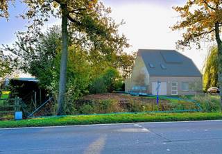 In de Ledestraat in Moerbeke, op een boogscheut van het dorpscentrum, bevindt zich deze interessante bouwgrond van 1.129 m².Het perceel ligt langs de...