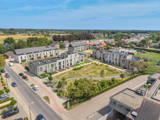 Moderne gesloten <strong><span>energiezuinige woning </span></strong>(<span>266 m²) </span>met 3 slaapkamers, een fietsenberging, autostaanplaats en een tuin met west-oriëntatie. <br />Op het gelijkvloers vind je de inkomhal met apart gastentoilet, leefruimte en keuken. Op de eerste verdieping vind je 3 slpk., een berging, aparte toilet en badkamer. De zolder kan optioneel worden afgewerkt.<br /><br />Meer info? Contacteer ons via 03 808 27 82 of info@matexi.be. Surf naar matexi.be/broechem.<br /> 
