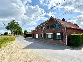 PRACHTIG gelegen af te breken huis - UNIEK OPEN ZICHT, en TOPGELEGEN in het mooie Sint-Denijs. Unieke kans voor wie een betaalbare bouwgrond...