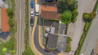 <p>Deze halfopen woning is ideaal gelegen in het hart van Zele, op wandelafstand van winkels, scholen en openbaar vervoer. Dankzij de zuidwestgerichte tuin, de praktische indeling én een achteruitweg, biedt deze woning tal van mogelijkheden voor wie centraal wil wonen met het comfort van buitenruimte.</p><p><br /><strong><u>Indeling:</u></strong><br /><strong><u>Kelder:</u></strong> <br />Droge kelder, ideaal als opbergruimte</p><p><br /><strong><u>Gelijkvloers:</u></strong><br />De inkomhal geeft toegang tot een lichtrijke leefruimte, verbonden met een ingerichte keuken. Achteraan bevindt zich de badkamer, een toilet en een veranda die uitkijkt op de tuin. Deze veranda vormt een extra leefruimte en leidt naar de zuidwestgerichte tuin, waar het heerlijk vertoeven is. De achteruitweg biedt bijkomende praktische toegang tot het perceel.<br />Achterliggende bergruimte. </p><p><br /><strong><u>Eerste verdieping:</u></strong><br />Op de eerste verdieping vinden we een nachthal en twee volwaardige slaapkamers.</p><p><strong><u>Troeven: </u></strong><br />- Halfopen bebouwing<br />- 2 ruime slaapkamers<br />- Zuidwestgerichte tuin met achteruitweg<br />- Centrale ligging nabij alle voorzieningen in Zele</p><p>Bent U op zoek naar een leuk project dan is deze woning wel iets voor U !  BOEK vandaag nog uw afspraak.<br />Boek nu uw afspraak - T. 052/55.55.55 - GSM 0479 36 88 14 of via onze site | info@immotwins.be - maxime@immotwins.be </p>