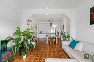 <p><span>Authentique et lumineux appartement art-déco de 3 chambres à coucher avec vue dégagée</span></p><p><span>Bienvenue dans cet appartement chaleureux et de caractère situé au quatrième étage d'un immeuble art déco emblématique, où l'authenticité et le confort contemporain se complètent harmonieusement. Avec sa surface habitable de 110 m² (cfr. EPC), ses hauts plafonds et ses grandes fenêtres, cet appartement offre une sensation exceptionnelle d'espace et de lumière. Sa situation est également idéale : calme, mais proche du sud, du centre ville, des parcs, des commerces et des transports en commun.</span></p><p><span> </span></p><p><span>L'agencement</span></p><p><span>L'espace de vie spacieux constitue le cœur battant de l'appartement et est baigné de lumière naturelle grâce aux hautes fenêtres et à l'orientation sud. De là, vous bénéficiez d'une vue magnifique sur les environs. La cuisine ouverte s'intègre harmonieusement à l'espace de vie et est entièrement équipée d'appareils modernes, ce qui est idéal pour ceux qui aiment cuisiner et recevoir des invités dans un cadre agréable.</span></p><p><span> </span></p><p><span>En outre, l'appartement dispose de trois chambres à coucher à part entière, chacune bénéficiant d'une lumière agréable et d'un charme authentique. Le parquet d'origine et les carreaux Art déco soulignent le caractère intemporel de cette propriété. La salle de bains est équipée d'un double lavabo, d'une baignoire spacieuse et de connexions pour un lave-linge et un sèche-linge. Des toilettes séparées et des placards intégrés offrent un confort supplémentaire et un espace de rangement pratique.</span></p><p><span> </span></p><p><span>A l'arrière, une terrasse accueillante, idéale pour les réceptions en plein air, est complétée par une pièce de rangement supplémentaire.</span></p><p><span> </span></p><p><span>Atouts supplémentaires</span></p><p><span>- Surface habitable : 110 m² (cfr. EPC)</span></p><p><span>- Entièrement prête à être emménagée - des rénovations récentes ont été effectuées</span></p><p><span>- Efficacité énergétique grâce aux panneaux solaires</span></p><p><span>- Excellente note de mobilité 9/10</span></p><p><span>- Abri à vélos sécurisé dans l'immeuble</span></p><p><span>- P&amp;R parking juste à côté avec accès direct au tram et au bus</span></p><p><span>- Concierge présent et excellente gestion de l'immeuble</span></p><p><span>- Grands parcs accessibles à pied, centre et sud facilement accessibles à vélo</span></p><p><span> </span></p><p><span>Un appartement unique qui combine sans effort style, confort et espace, idéal pour ceux qui aiment la lumière, le caractère et un emplacement central mais calme.</span></p>