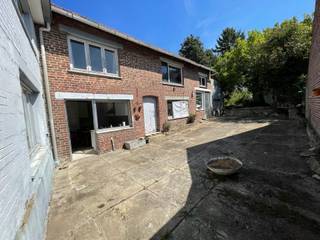 <p><span>Deze volledig te renoveren woning heeft volgens ons heel erg veel potentieel. Daarom vroegen we AI om de binnenkoer en de leefruimtes eens te renoveren en in te richten, zodat u een betere inschatting krijgt van de mogelijkheden. Er is namelijk een handige, erg ruime inkomhal met daarachter een zitruimte en de keuken die uitgeeft op de aangename binnenkoer en grote, groen aangeklede tuin. Ook de living geeft hierop uit en is erg ruim. De badkamer zit nu op het gelijkvloers achter de keuken, maar kan ook boven gemaakt worden. Er zijn daar immers 4 ruime kamers en nog een extra berging. Het dak op de woning werd recent vernieuwd. Ook de stallingen hebben heel wat mogelijkheden. Bent u een Handige Harry, dan kan dit een droomwoning worden. De locatie is ook top: in centrum Gingelom met een bakker/beenhouwer, grootwarenhuis en school in de buurt en de E40 op 5 minuten! </span></p>