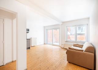 Appartement met tuin & terras te koop in de kleinschalige residentie Dona Fabiola te Koksijde. De residentie bevindt zich in de recent vernieuwde St-Idesbaldusstraat en ligt dus vlakbij zee en op wandelafstand van het commercieel centrum alsook het openbaar vervoer. <br /><br />Het appartement is gelegen op de kelderverdieping en werd als volgt ingedeeld: inkom | leefuimte met open keuken uitgevend op terras | aangename tuin | afzonderlijk toilet | badkamer voorzien van douche en lavabomeubel | slaapkamer | bergruimte.<br /><br />Op zoek naar een pied-à-terre te Koksijde met ruim terras en/of tuin? Contacteer ons snel voor een bezoek ter plaatse!