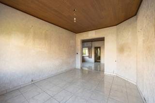 GELIJKVLOERSInkomhal 5 m² op tegel. Leefruimte 33 m² op tegel met mazoutkachel. Zithoek 12,5 m² op tegel met enkele lavabo. Keuken 13 m² op tegel met...