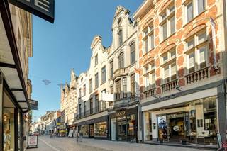 --- NIEUW --- Commercieel pand met bovenliggende woonstmogelijkheden op toplocatie!Algemeen;Op zoek naar zichtbaarheid, passage en ruimte?Dit...