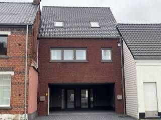Dit moderne duplex appartement in Mol is een prachtig nieuw gebouw met een eigen dakterras. Het appartement beschikt over twee slaapkamers en een strakke, moderne badkamer. De open keuken en woonkamer zorgen voor een lichte en ruime sfeer in het appartement.<br /><br />Het duplex appartement is voorzien van alle gemakken en heeft een eigen parkeerplaats. Het appartement is gelegen op de eerste en tweede verdieping. De ligging in Mol is ideaal met alle voorzieningen binnen handbereik. Het terras biedt de mogelijkheid om heerlijk buiten te genieten van het mooie weer.<br /><br />Dit appartement is perfect voor iedereen die op zoek is naar een comfortabele en moderne woning in een rustige omgeving. Met de nieuwste voorzieningen en een stijlvolle afwerking is dit duplex appartement een droomwoning voor velen.<br /><br />De huurprijs is inclusief parkeerplaats en gemeenschappelijke kosten.<br />Beschikbaar 1 juli 2026