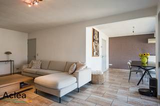 Deze charmante halfopen bebouwing, gelegen Zandstraat 32/G, bevindt zich op een uiterst goede locatie vlakbij het gezellige centrum van Zomergem...