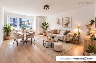 Dit instapklare appartement bevindt zich op de eerste verdieping van Residentie Benelux en werd recent volledig gerenoveerd, met aandacht voor comfort en hedendaagse afwerking.

Via de inkomhal, die toegang biedt tot alle ruimtes, komt u in de aangename leefruimte met mooi, open zicht op het water aan het dok. Aan de achterzijde bevindt zich de volledig ingerichte keuken, voorzien van kooktoestellen, koelkast, oven en vaatwasser.

Het appartement beschikt over twee volwaardige slaapkamers, één aan de voorzijde en één aan de achterzijde. Daarnaast is er een praktische ingemaakte kast met aansluiting voor wasmachine en technische voorzieningen. De moderne badkamer is uitgerust met een douche, lavabo en toilet. Op de benedenverdieping hoort bovendien een privatieve kelderberging bij het appartement.

De ligging is een absolute troef: in een populaire en autoluwe buurt aan Dok Noord. Deze omgeving combineert rust en waterbeleving met een uitstekende bereikbaarheid. Het historisch centrum bevindt zich op wandelafstand, openbaar vervoer is vlot bereikbaar en er is een snelle aansluiting naar de R4, Dampoort en het oude stadscentrum. Parkeergelegenheid is aanwezig aan het gebouw.

Een ideaal appartement voor wie comfortabel en rustig wil wonen, zonder in te boeten aan stedelijke dynamiek.
Videofoon - lift aanwezig - EPC125/UC3244673 - conformiteitsattest - gem. kosten: € 125/maand (incl. verwarming) - GEEN STUDENTEN - beschikbaar vanaf 1/6/2026.

Bezoekaanvragen ENKEL VIA MAIL: beheer@vastgoednbeheer.be - BIV 506.884 / BIV 514.268