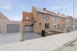 [[ DIT PAND NEEMT DEEL AAN DE ERA OPEN HUIZEN DAG OP 19/9 VAN 13:00 TOT 14:00 ]]<br /><br />Deze aangename woning is rustig gelegen net buiten het centrum van Veurne en combineert een praktische indeling met aangename tuin. <br /><br />Indeling: <br />Via de inkomhal met apart toilet en berging kom je in de woonkamer, die aansluit op de keuken. Naast de keuken bevindt zich de leefruimte/veranda met zicht op de tuin.  <br /><br />Op de eerste verdieping zijn er drie slaapkamers, een afzonderlijk toilet en een badkamer voorzien van een ligbad, douche en een dubbele wastafel. <br /><br />Daarnaast beschikt de woning over een zolder, een garage en een handige tuinberging. <br /><br />Buiten geniet je van een volledig omheinde tuin die toegankelijk is via de Hobelaan. <br /><br />Troeven: 
<ul><li>Gunstig EPC </li><li>Rustige ligging net buiten het centrum van Veurne </li><li>Volledig afgesloten tuin </li><li>Garage en extra berging</li></ul>
Interesse? Neem contact met ons op via 058 31 58 58 of via hanne.huyghe@era.be
