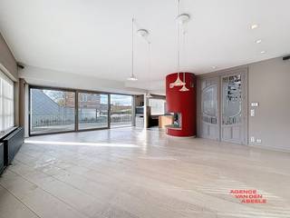 Ontdek dit prachtige duplexappartement met een doordachte indeling en hoogwaardige afwerking. Het appartement beschikt over drie slaapkamers,...