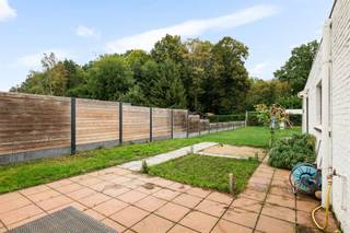 <p><span>Op een toplocatie gelegen, te renoveren halfopen bebouwing met drie slaapkamers, ruime garage en een verrassend diepe tuin.</span></p><p><span>De combinatie van de ligging in een doodlopende straat op wandelafstand van het gezellige centrum van Heide betekent dat winkels, horeca en openbaar vervoer (trein) zich vlakbij bevinden, waardoor men hier uitermate rustig woont zonder in te boeten aan bereikbaarheid en comfort.</span></p><p><span>Via de inkomhal met gastentoilet betreden we de woning, waarna we vervolgens in de leefruimte komen. Deze laatste biedt meer dan voldoende plaats voor een gezellige zithoek en een ruime eetkamer. Dankzij de grote raampartijen geniet deze ruimte bovendien van veel natuurlijk licht.</span></p><p><span>De open keuken is voorzien van heel wat kast- en werkbladruimte en de volgende uitrusting: kookvuur (gas), dampkap, spoelbak, combioven, koelkast en diepvriezer.</span></p><p><span>Achteraan vormt de veranda een mooie aanvulling op de leefruimte en zorgt deze tevens voor een directe verbinding met de tuin. Dit is een plek die gedurende verschillende seizoenen kan worden benut als extra eet-, speel-, werk- en/of ontspanningsruimte.</span></p><p><span>Op de eerste verdieping geeft de nachthal toegang tot drie volwaardige slaapkamers, respectievelijk 14,50m², 13,40m² en 9,60m², en de badkamer. Deze laatste is voorzien van een douche, een toilet en een lavabomeubel (enkel).</span></p><p><span>Een belangrijke troef is zonder twijfel de grote tuin. Hier is volop plaats voor spelende kinderen, tuinliefhebbers of gezellige momenten met familie en vrienden. Het groene karakter aan de achterzijde versterkt bovendien het aangename gevoel van rust en privacy. Ook het terras en de overdekte buitenruimte bieden bijkomende mogelijkheden.</span></p><p><span>Met de oprit en de ruime garage is er verder ook voldoende parkeergelegenheid op eigen terrein. De garage biedt bovendien ook heel wat extra opslagruimte.</span></p><p><span>De woning vraagt verdere renovatie, maar beschikt over een sterke basis, een praktische indeling en bijzonder veel potentieel (ook naar uitbreiding toe). Een interessante opportuniteit voor wie een gezinswoning volledig naar eigen smaak wil vormgeven, met als extra troef de combinatie van rustig wonen én de voorzieningen van Heide op wandelafstand.</span></p><p><span>Is uw interesse gewekt? Wel, dan hoor ik graag van U!</span></p>