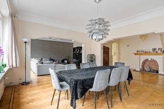 Ontdek dit uitzonderlijk ruime appartement van ca. 227 m² – stijlvol wonen met uitzicht op groen!Een lichtrijke, elegante woonomgeving waar comfort...