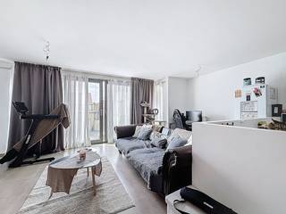 Spacieux appartement de deux chambres avec garage et grand sous-sol à louer dans le centre de La Panne. L'appartement se trouve à quelques pas des commerces et du marché principal !N'oubliez pas de faire également une visite virtuelle de l'appartement via la visite à 360° sur notre site web !DISPOSITION :> Premier étage :- Espace de vie lumineux- Cuisine ouverte, entièrement équipée avec cuisinière, hotte, réfrigérateur, micro-ondes, four, lave-vaisselle- WC séparés- Salle de bain avec douche et lavabo- Local de rangement avec raccordement pour machine à laver- 2 chambresIl y a une autre salle de stockage privée au sous-sol.En outre, l'appartement du rez-de-chaussée dispose également d'un garage privé.AVANTAGES :- Emplacement idéal, à proximité des commerces et du centre de La Panne- Efficacité énergétique (EPC A)- Espace de rangement spacieux au sous-sol- Garage inclus dans le prix de locationCoûts communs : + 55 €/moisDisponible depuis le : 01/07/2026 Intéressé ? Visitez notre site web www.dewaele.com, sélectionnez la propriété et cliquez sur le bouton rouge « Demandez votre visite ». Remplissez un court profil et nous vous contacterons pour un rendez-vous. Les rendez-vous ne peuvent pas être pris par téléphone.Prenez vite rendez-vous et découvrez ce fantastique appartement à La Panne !