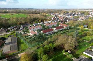 Nieuwbouwwoning gelegen in het project Sterms, in een residentieel woonerf met aangelegde gemeenschappelijke pleinen (inclusief petanquebaan, fietsenstalling, bezoekersparking,...). Bestaande uit: op het gelijkvloers: inkomhal met toilet, berging, living-eetkamer, open keuken (afgewerkt naar keuze). Op de eerste verdieping: nachthal, 3 slaapkamers, badkamer. Verder is er een zolder (bereikbaar via uitschuifbare trap) alsook een tuin met terras. Bijkomend zijn er staanplaatsen/garages en kelders beschikbaar op de kelderverdieping onder het project. Verkoop onder btw-stelsel (21% constructie) en registratiestelsel (12% grond).<br />Waarom kiezen voor Sterms? <br />- Energiezuinig <br />- Ventilatiesysteem D <br />- Warmtepomp (lucht/water) <br />- Akoestische isolatie<br />- Modern, rustig en verkeersvrij woonconcept<br />Contacteer ons snel voor meer informatie of een afspraak! 02/360.15.15 - info@century21prodomo.be