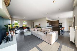 Cette maison bien entretenue possède un label EPC A économe en énergie grâce à son isolation solide, à son verre HR et à pas moins de 11,9 kWp de panneaux solaires. De plus, vous pouvez profiter de tout le confort contemporain avec la climatisation dans toutes les chambres et le bureau, des volets électriques et une finition de haute qualité dans toute la maison.<br /><br />À l'intérieur, vous serez accueillis dans un élégant hall d'entrée doté d'un placard intégré. L'espace de vie lumineux se connecte parfaitement à la cuisine ouverte entièrement équipée avec plan de travail en pierre naturelle, deux réfrigérateurs Liebherr, une plaque à induction, un four à vapeur combiné, un four à micro-ondes, un lave-vaisselle et un nouveau robinet Quooker. Au rez-de-chaussée, vous trouverez également un débarras pratique avec des armoires sur mesure, une salle polyvalente idéale comme bureau ou salle de jeux et une spacieuse buanderie.<br /><br />À l'étage, vous trouverez trois chambres entièrement aménagées avec climatisation, dont une avec dressing et un espace détente confortable. En outre, il y a un bureau séparé avec des armoires personnalisées, des toilettes séparées et une salle de bain spacieuse avec douche à l'italienne, baignoire et double vasque encastrée. Le grand grenier offre un espace de rangement supplémentaire.<br /><br />À l'extérieur, vous pourrez profiter d'un jardin orienté plein sud, facile à entretenir, avec une belle terrasse en pierre naturelle et une dépendance/garage de haute qualité à Padouk. <br /><br />Une maison familiale idéale où vous pourrez emménager sans soucis !<br /><br />Avantages supplémentaires :<br />* Borne de recharge<br />* Volets électriques<br />* Alarme<br /><br /><br />Le bien est proposé selon la formule Pre-sale. Du 28/08/2026 08:00 au 05/09/2026 12:00, vous pouvez visiter la maison sur rendez-vous et faire une offre. Le prix affiché est un prix indicatif. Pour plus d'informations, veuillez contacter le responsable du dossier.<br /><br />Registre des mesures: non